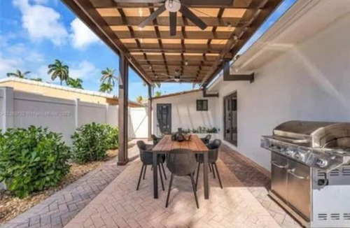 Hollywood Lakes House | Endless Summer pool house