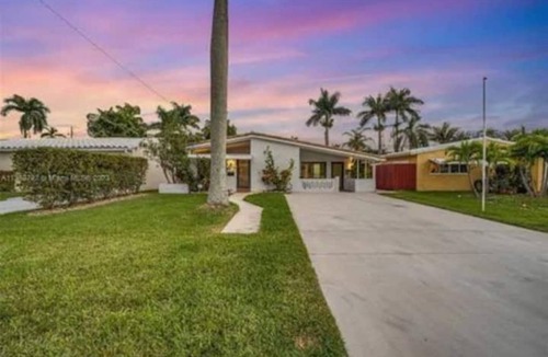 Hollywood Lakes House | Endless Summer pool house