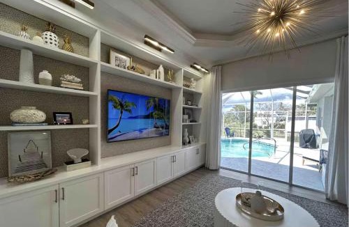 North Port Villa | Endless Summer Villa 3BR 2BA Heated Pool & Canal