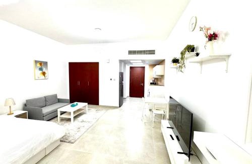 International City Apartment | England Cluster International City - Bright,Spacious and Well Furnished Studio