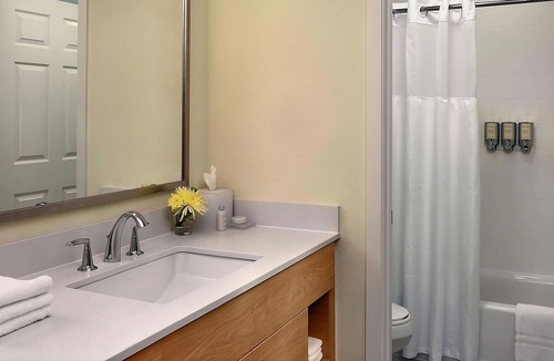 Monmouth Junction Hotel | Enjoy 2 Modern Units! Short Drive to Grover Park and Potts Park, w/Outdoor Pool