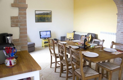 Trequanda Apartment | Enjoy a Classic Tuscan Hill Town holiday—now with AC!