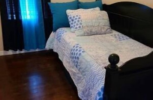 Saint Cloud House | Enjoy a cottage experience in a historical city.