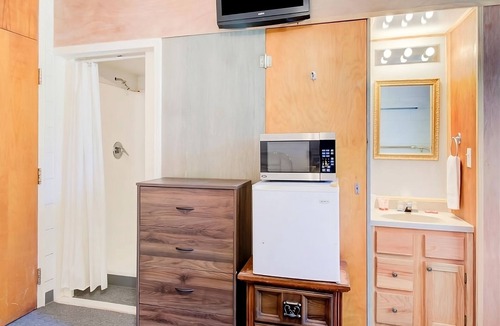 Drumright House | Enjoy a Hassle-Free Stay! Free Parking, Pets Allowed, Near Tidewater Winery