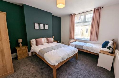 South Shields Apartment | Enjoy a spacious 3 BR w your family and friends