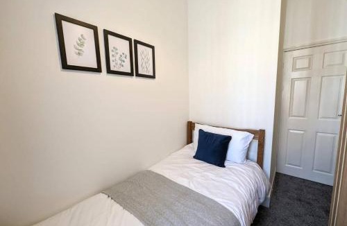 South Shields Apartment | Enjoy a spacious 3 BR w your family and friends