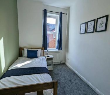 South Shields Apartment | Enjoy a spacious 3 BR w your family and friends