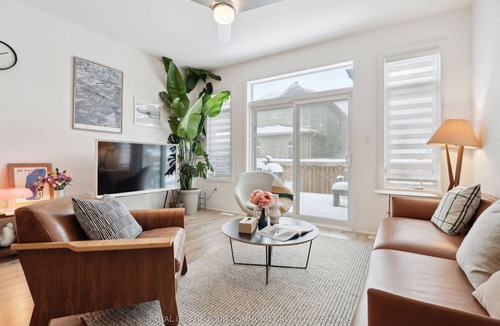Innisfil House | Enjoy a stylish and comfortable stay in Barrie. This modern home offers cozy living spaces, fast WiFi, a fully equipped kitchen, and easy access to the waterfront, downtown, shopping, and local attractions — perfect for families, couples, or business