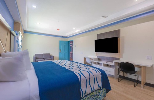 George Bush Park/Eldridge Hotel | Enjoy Affordable Comfort Near Attractions at Spacious Room in Southwest Houston