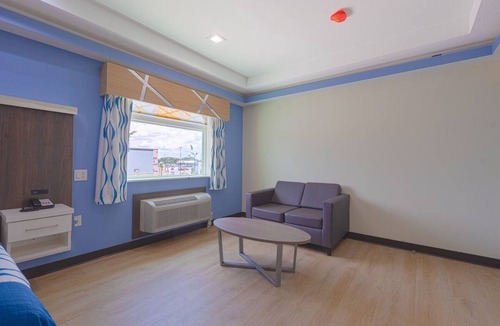 George Bush Park/Eldridge Hotel | Enjoy Affordable Comfort Near Attractions at Spacious Room in Southwest Houston