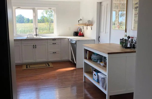 Prince Edward Cottage | Enjoy all that the County has to offer! Located close to all the things.
