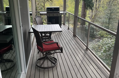 Hawthorne Hills Apartment | Enjoy all the comforts of home in a safe, wooded area of NE Seattle, close to UW