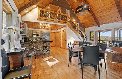 Blue Ridge House | Enjoy Blue Ridge Bliss at our Rustic-Chic Luxury Haven: Smoky Mountain Retreat