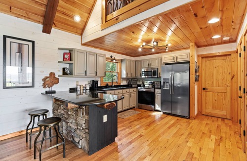 Blue Ridge House | Enjoy Blue Ridge Bliss at our Rustic-Chic Luxury Haven: Smoky Mountain Retreat