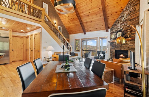 Blue Ridge House | Enjoy Blue Ridge Bliss at our Rustic-Chic Luxury Haven: Smoky Mountain Retreat