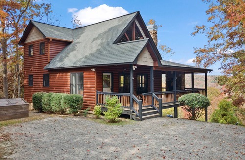 Blue Ridge House | Enjoy Blue Ridge Bliss at our Rustic-Chic Luxury Haven: Smoky Mountain Retreat