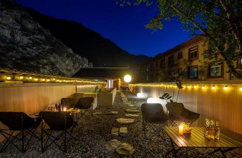 Jiuzhaigou Bed & Breakfast | Enjoy Pleasant Hotel 九寨沟龙康桐画店