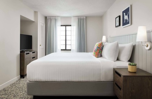 Thornhill Hotel | Enjoy Comfort & Convenience at This Modern Thornhill Suite with Swimming Pool