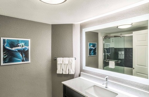 Ahwatukee Foothills Hotel | Enjoy Complimentary Breakfast from the Comfort of a Spacious Room
