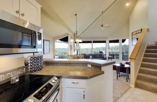 Century West Condo | Enjoy Deschutes River Views from Beautiful 2-Bedroom Mt. Bachelor Village Condo