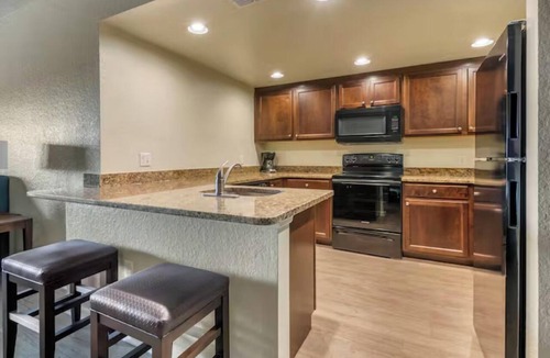West Kissimmee Hotel | Enjoy Golf Views at Spacious Unit w/Kitchen – Close to Disney World
