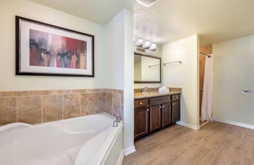 West Kissimmee Hotel | Enjoy Golf Views at Spacious Unit w/Kitchen – Close to Disney World