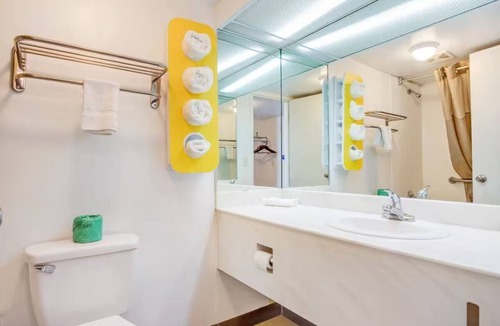 Muskegon Heights Hotel | Enjoy Inviting Retreat Near Lakeshore Museum Center and Muskegon Adventures