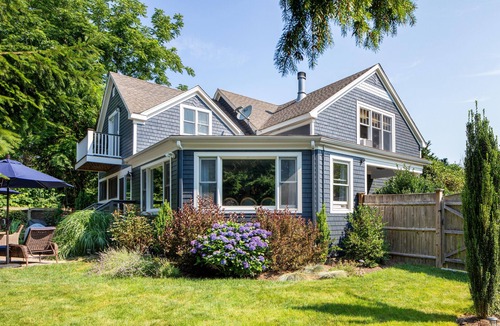 Middletown House | Enjoy Newport, stunning beaches, hot-tub, & relax at the lovely Coastal Hideaway