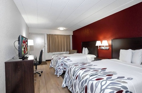 Washington Hotel | Enjoy On-Site Coffee in a Bright Private Room Near Meadows Racetrack & Casino
