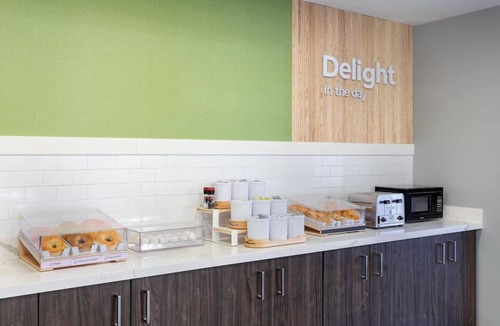 Clarion Hotel | Enjoy Quiet Modern Room w/Free Parking & Breakfast Perfect for Family Stays