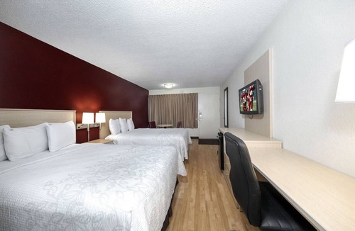 East Naples Hotel | Enjoy Relaxing Poolside Vibes at Bright Naples Room Close to Downtown