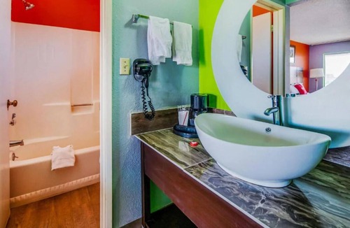 Ridgecrest Hotel | Enjoy Ridgecrest’s Attractions with Budget Comfort in a Room with 2 Queen Beds