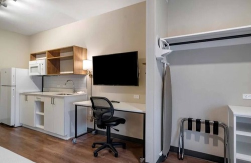 Sparks Hotel | Enjoy Roomy Accommodations Just Steps from Sparks Marina