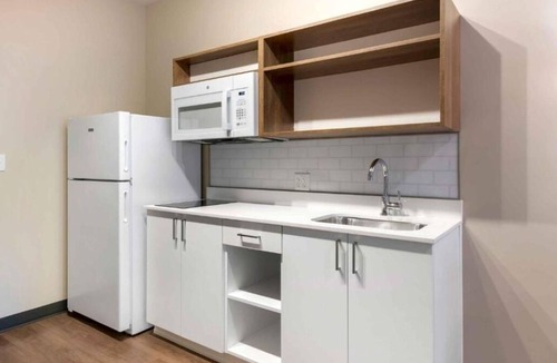 Sparks Hotel | Enjoy Roomy Accommodations Just Steps from Sparks Marina