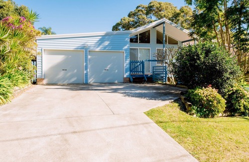 Diamond Beach House | Enjoy sitting on the balcony listening to the ocean waves with the sea breeze