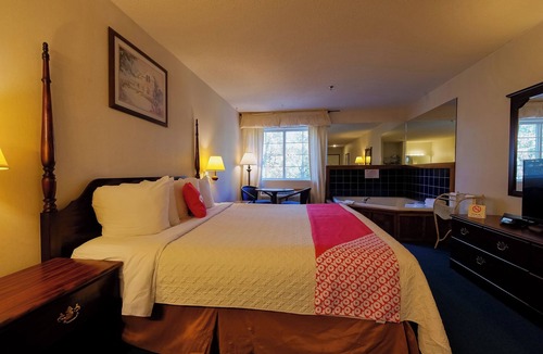 Eureka Springs Hotel | Enjoy Soothing Jetted Tub in Spacious Room Near Eureka Springs Sights
