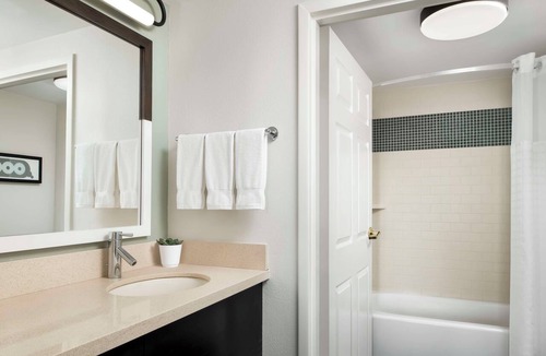 Thornhill Hotel | Enjoy Spacious Living at This Thornhill Suite w/Breakfast and Swimming Pool