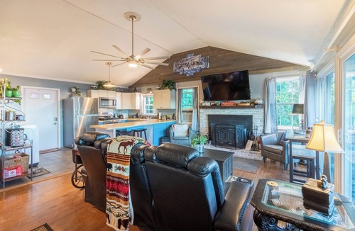 Franklin Cabin | Enjoy spring in the mountains of Franklin, NC! Welcome to Traces of Heaven.