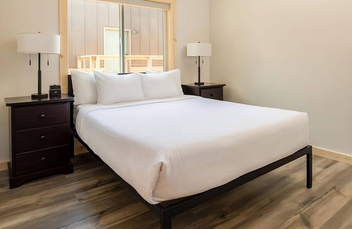 Boardman Hotel | Enjoy Stunning Views Of the Columbia River! Parking, Outdoor Pool and Breakfast