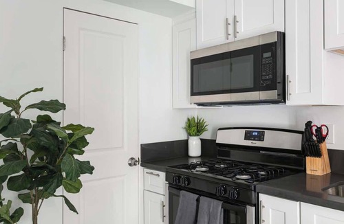 Glendale Apartment | Enjoy Stylish 3BR Apt, Sleeps 6 with Free Parking