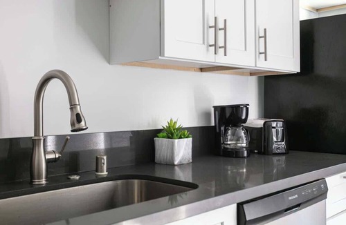 Glendale Apartment | Enjoy Stylish 3BR Apt, Sleeps 6 with Free Parking