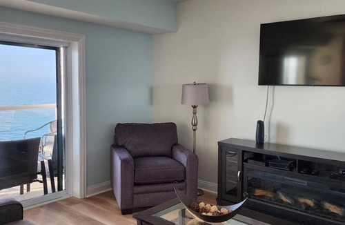 Geneva-on-the-Lake Condo | Enjoy sunsets @ spacious 3br/2ba lakefront condo #306-perfect for families