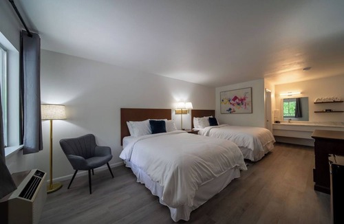 Eureka Springs Historic District Resort | Enjoy the charm of Queen Suite Number 10 at GloryDayz!