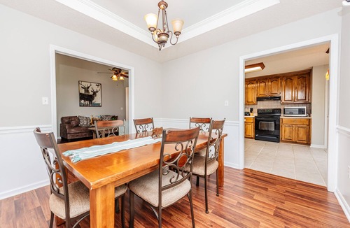 Warner Robins House | Enjoy the Creature Comforts House/King Bed/Pet Friendly