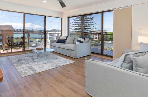 Tuncurry Apartment | Enjoy this relaxed hamptons inspired coastal getaway located in the heart of Tuncurry village.