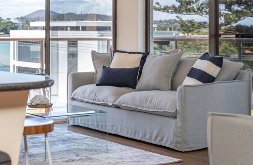 Tuncurry Apartment | Enjoy this relaxed hamptons inspired coastal getaway located in the heart of Tuncurry village.