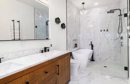 Reddick House | Enjoy total privacy on a fully fenced 25-acre luxury ranch retreat of 5100sqft