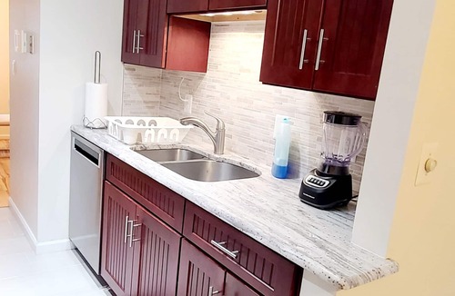 Franconia House | Enjoy your charming townhouse in the heart of Alexandria, 70' TV, wife, Fkitchen