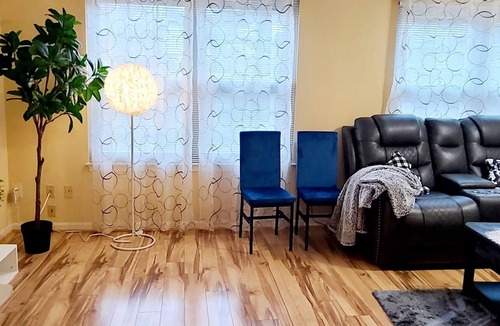 Franconia House | Enjoy your charming townhouse in the heart of Alexandria, 70' TV, wife, Fkitchen