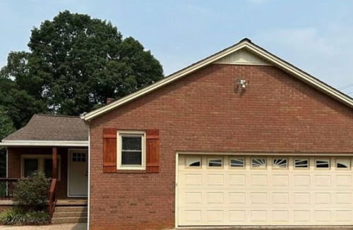 Taylorsville House | Enjoy your stay at the cozy Vintage Rose Farmhouse located in Taylorsville, NC.